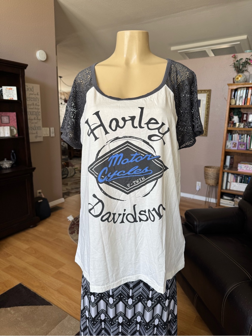 Harley-Davidson White Tee with NavyCrochet Sleeves and Blue Logo-size L-NWT